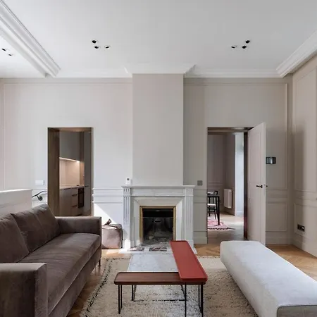 A Mini-suite For 2, In A Setting * Parigi