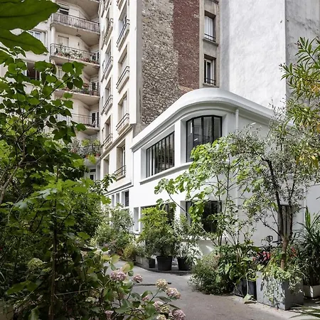 A Mini-suite For 2, In A Setting Parigi