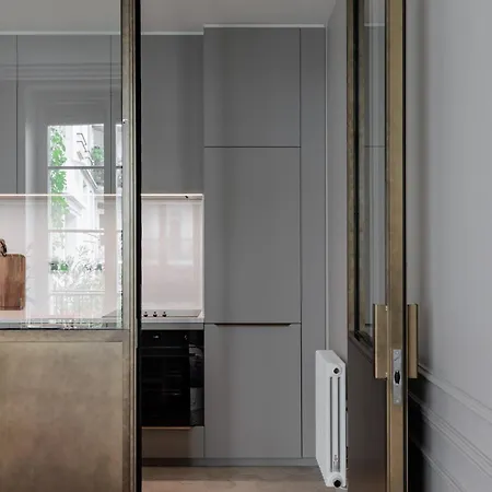 A Mini-suite For 2, In A Setting Parigi